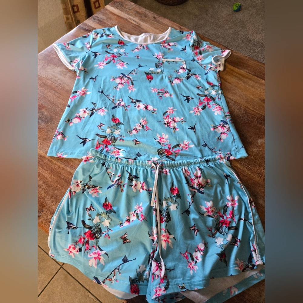 Ekouaer ladies lounge wear and pajama set in blue with floral print. Really soft